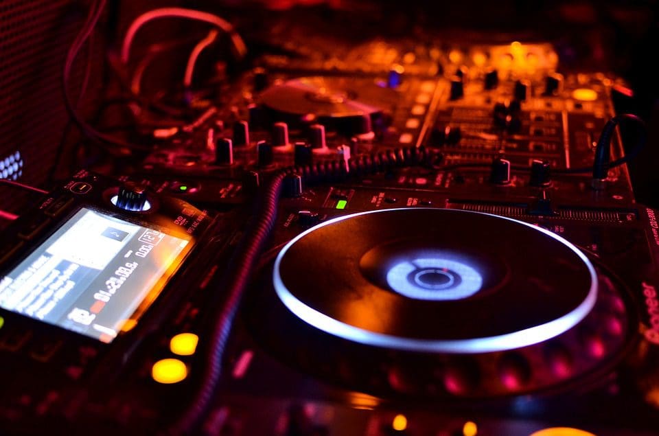 The disparity between electro and pop music