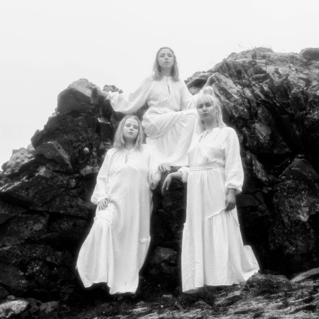 Icelandic post-punk act Kælan Mikla collaborate with Alcest on new single 'Hvítir Sandar'