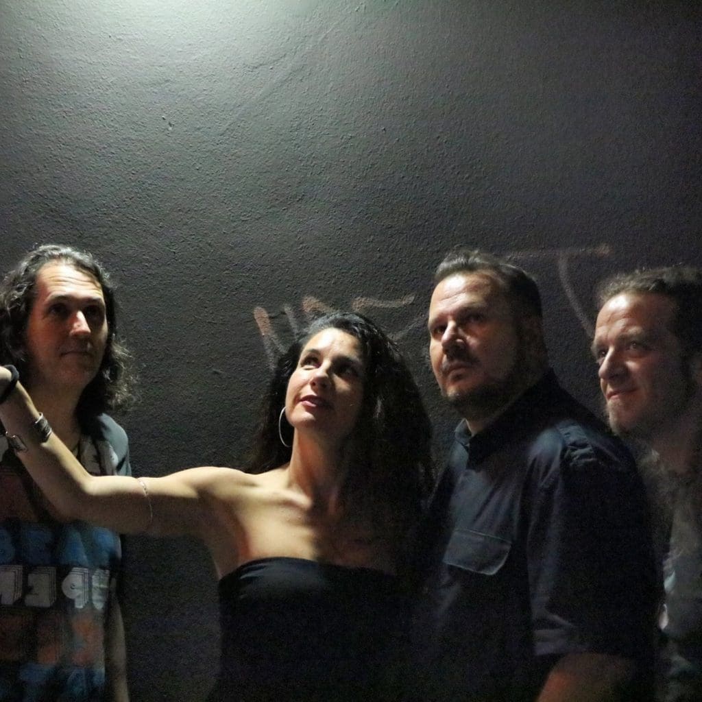 Οι ελληνικές post-punk act Box of Blow κυκλοφορούν επιτέλους το ντεμπούτο τους άλμπουμ: «Δυστοπία»