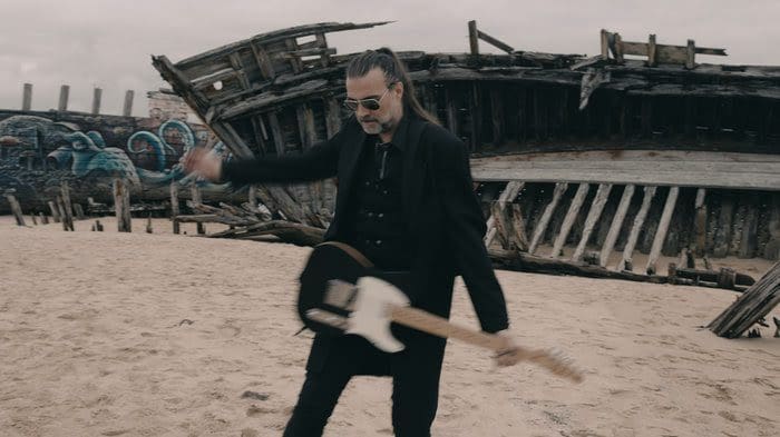 Paris-based Post-punk / Coldwave Trio Je T'aime Unveils Music Video for 'elbow Beach'